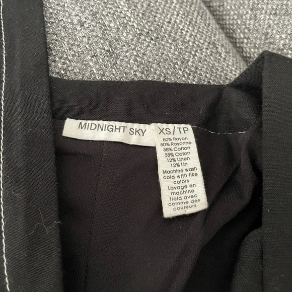 Elegant black shift dress with white contrast topstitching - Picture 4 of 8